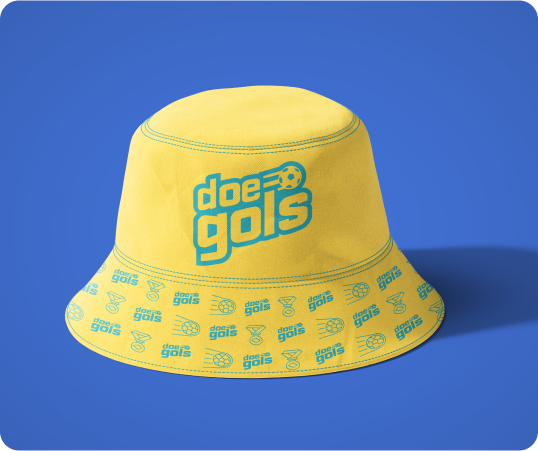 fundo azul com chapéu amarelo escrito "doe gols"