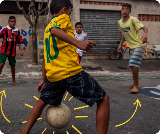 meninos jogando futebol