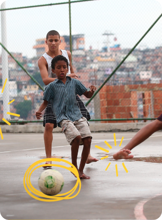 meninos jogando futebol