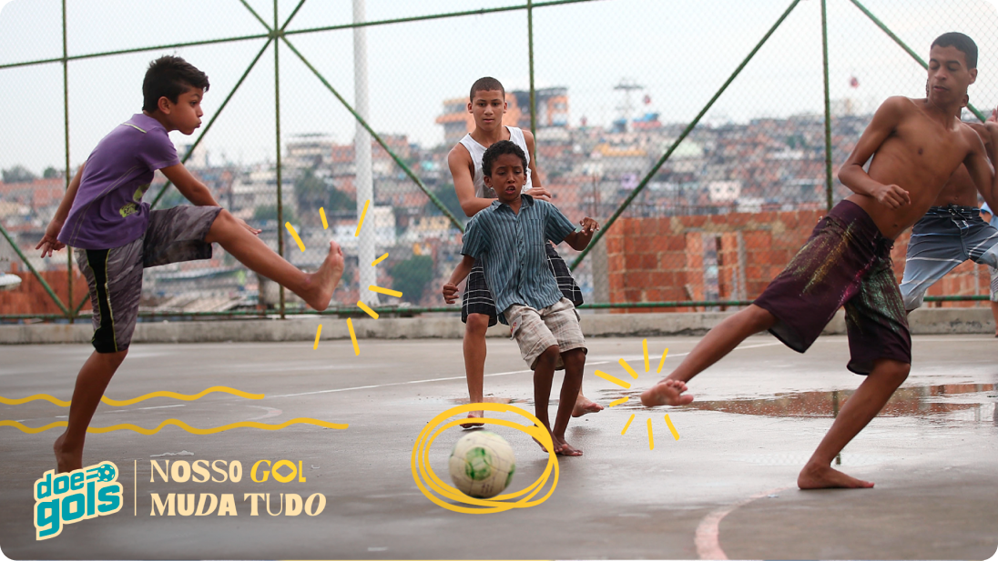 meninos jogando futebol descalços em uma quadra