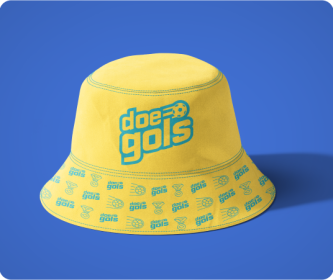 fundo azul com chapéu amarelo escrito "doe gols"