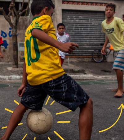 meninos jogando futebol